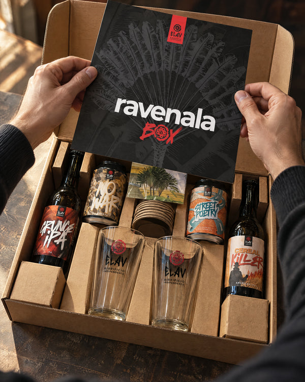La card della Ravenala Box tra le mani