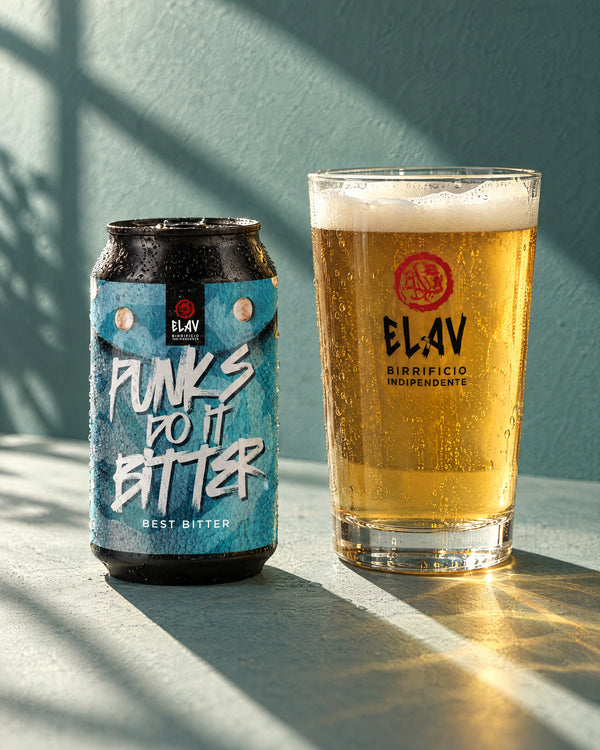 Punks do it Bitter in lattina con il bicchiere, luce del sole