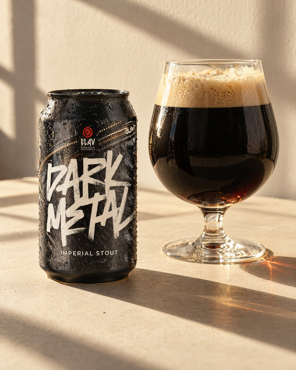 Dark Metal in lattina con il bicchiere, luce del sole