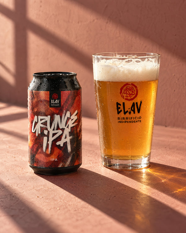 Grunge IPA in lattina con il bicchiere, luce del sole