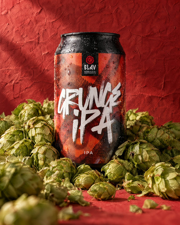 Grunge IPA con luppolo su fondo rosso