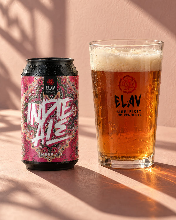 Indie Ale in lattina con il bicchiere, luce del sole