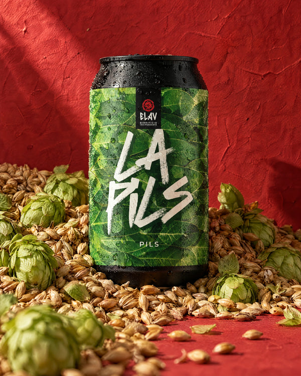 La Pils con malto e luppolo su fondo rosso